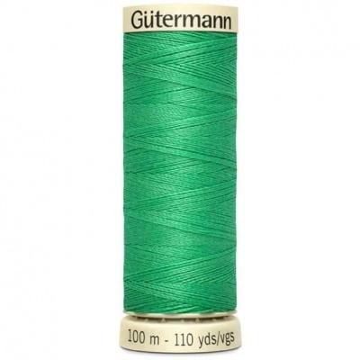 Carretel de linha de costura verde da marca Gütermann com indicação de 100 m - 110 yds