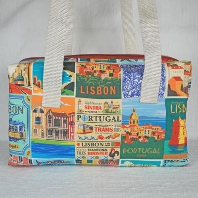 Saco colorido com padrão de cartões postais de Lisboa e Portugal com alças brancas