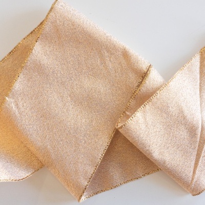 Fita decorativa dourada com brilho metálico e bordas costuradas