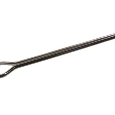 Ferramenta metálica comprida com ponta laço em fundo branco