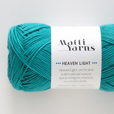 Rolo de fio de lã turquesa Matti Yarns Heaven Light com etiqueta branca