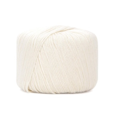 Novelo de fio branco enrolado sobre fundo branco