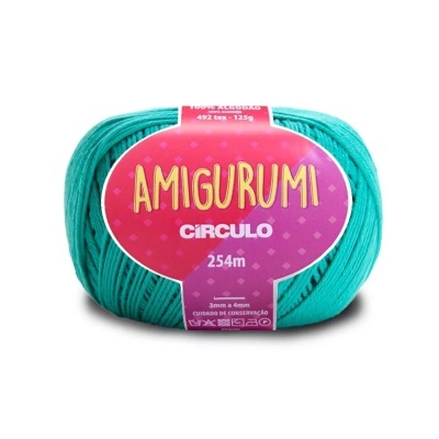 Novelo de fio azul turquesa da marca Círculo Amigurumi em embalagem com etiqueta rosa