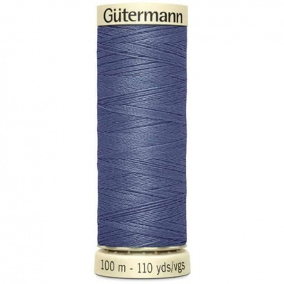 Rolo de linha de costura Gütermann azul com etiquetas visíveis