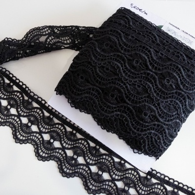 Renda preta com padrão ondulado em cartão branco