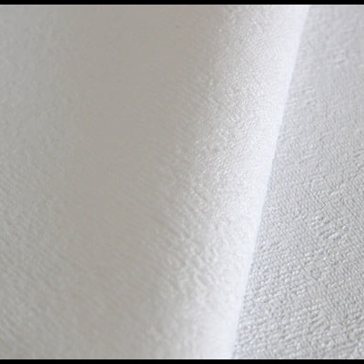 tecidos brancos com texturas finas e padrões delicados sobre fundo branco