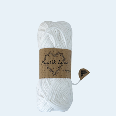 Novelo de fio branco grosso com etiqueta Rustik Love feita de algodão