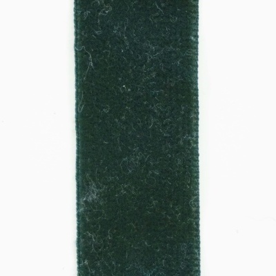faixa de tecido verde escuro com textura felpuda sobre fundo branco