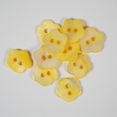 Botões amarelos em forma de flor com dois buracos centrais
