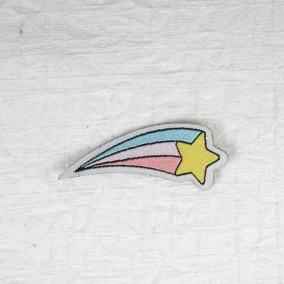 Patch tecido estrela amarela com rastilho colorido