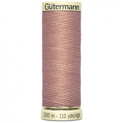Rolo de linha rosa velho Gütermann 100 m em fundo branco