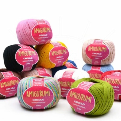 Novelos de lã coloridos da marca AMIGURUMI CIRCULO sobre fundo branco