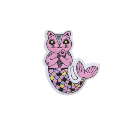 Aplicação bordada em forma de gato sereia cor-de-rosa com peixe