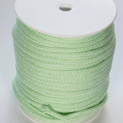 Rolo de cordão verde claro trançado numa bobina branca