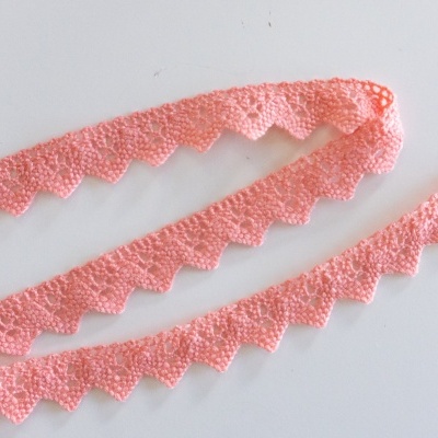 Fita decorativa rosa com padrão de triângulos