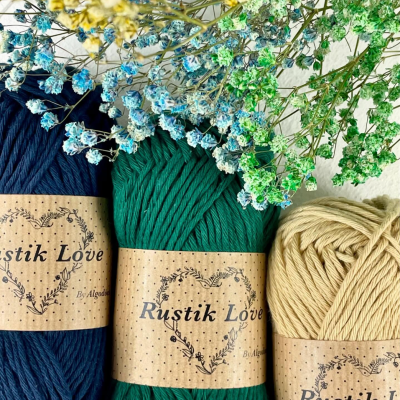 Novelos de fio Rustik Love azul escuro, verde e bege com flores secas coloridas