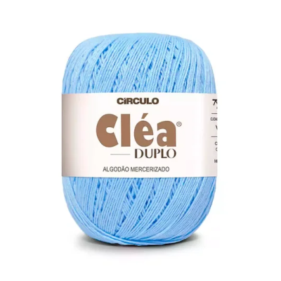Novelo de fio azul claro com etiqueta branca Cléa Duplo algodão mercerizado