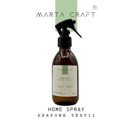 Frasco de spray para casa Marta Craft castanho com pulverizador preto e rótulo branco, sobre fundo branco