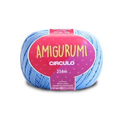Novelo de lã azul claro para amigurumi da marca Círculo com etiqueta colorida em fundo branco