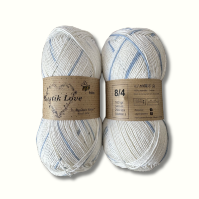 Dois novelos de fio Rustik Love branco com azul claro em etiquetas de papel castanho