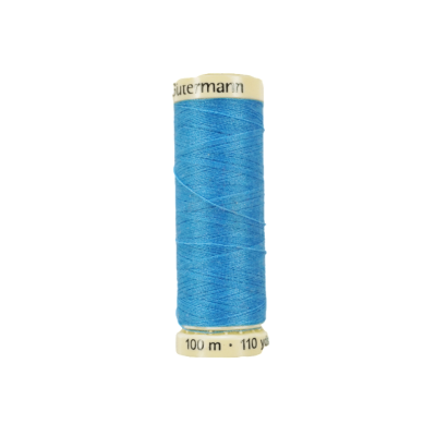 Rolo de linha de costura azul Gutermann com fundo preto