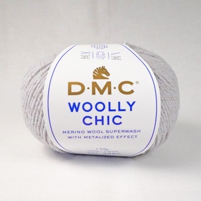 Novelo de lã cinzenta DMC Woolly Chic com etiqueta branca e azul