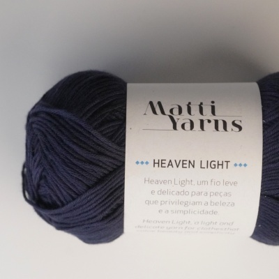 Novelo de fio azul escuro com rótulo branco da marca Matti Yarns HEAVEN LIGHT.