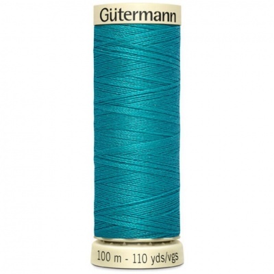 Carrete de linha de costura azul turquesa da marca Gütermann com etiqueta e indicação de comprimento.