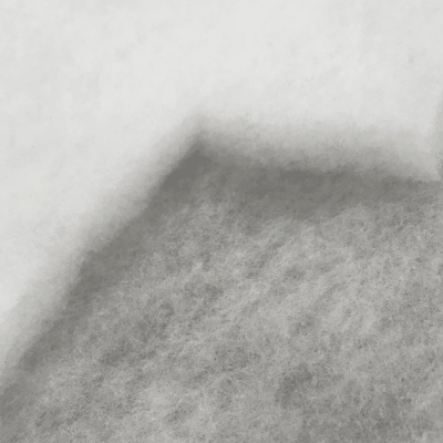 Material fibroso branco e cinzento com textura densa e porosa