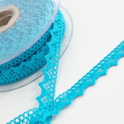 Rolo de renda azul em tecido com padrão recortado