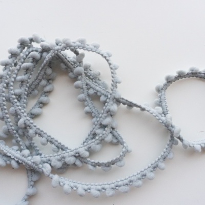 Fita azul claro com pompons pequenos