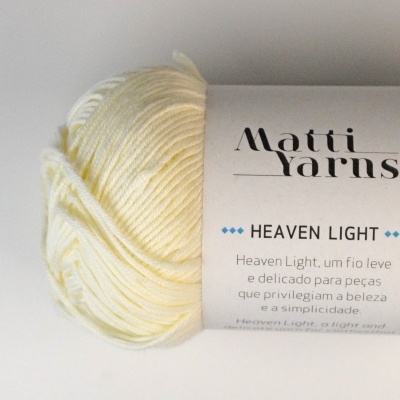 Novelo de fio creme claro com rótulo branco da Matti Yarns