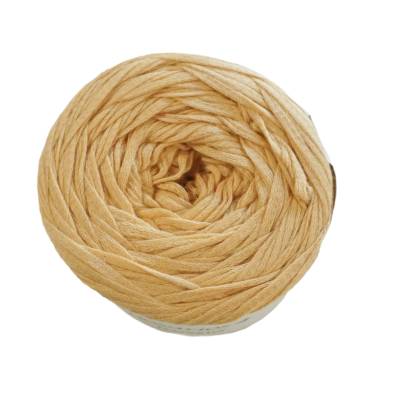 Rolo de fio de algodão bege claro sobre fundo branco