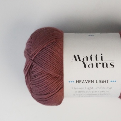 Novelo de lã bordô com etiqueta branca da marca Matti Yarns Heaven Light