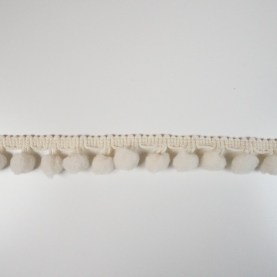 Franja decorativa creme com pompons pendurados