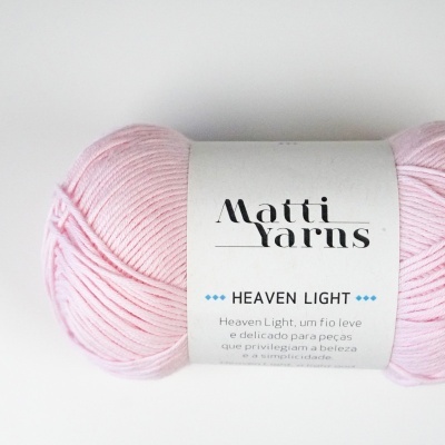 Novelo de fio rosa claro com etiqueta branca da marca Matti Yarns Heaven Light.