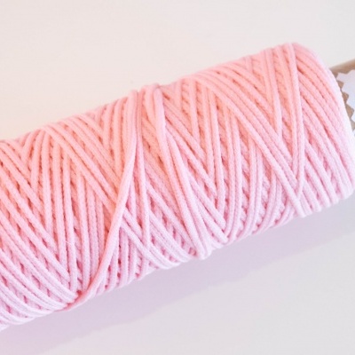 Rolo de linha rosa claro em cartão com etiqueta