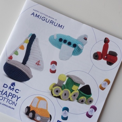 Folheto de amigurumi com imagens de brinquedos em tecido colorido