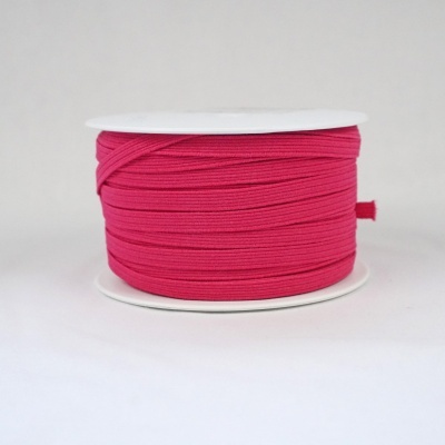 Rolo de renda elástica rosa no suporte branco