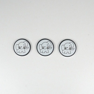 Três botões redondos cinza claro com desenho de elefante e dois orifícios