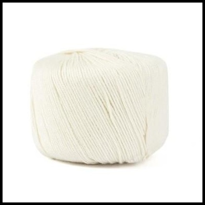 Novelo de fio branco em fundo branco