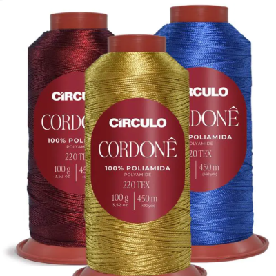 Três cones de linha CORDONÊ em dourado, vermelho e azul