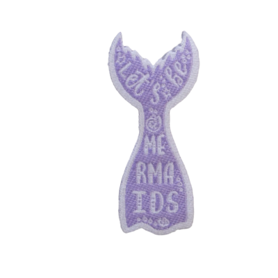 Tapete de banho lilás em forma de cauda de sereia com texto bordado branco