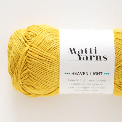Novelo de fio amarelo claro Matti Yarns Heaven Light com etiqueta branca