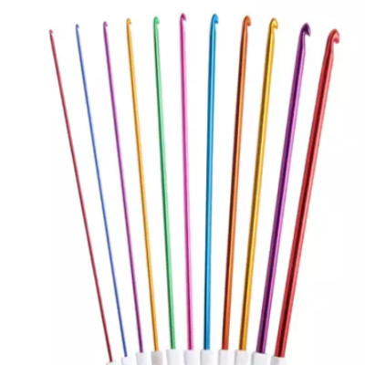 Conjunto colorido de agulhas de croché com base branca