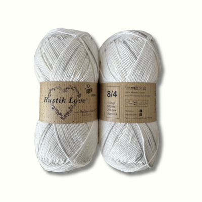 Dois novelos de fio creme com etiquetas de papel castanho Rustik Love 8/4