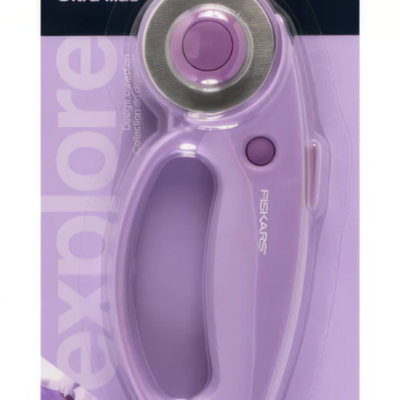 Cortador rotativo Fiskars lilás em embalagem plástica