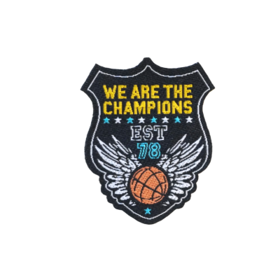 Patch bordado escudo preto com texto amarelo e branco, basquetebol com asas e estrelas azuis
