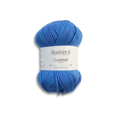 Novelo de lã azul Rosários 4 Cocktail com etiqueta branca sobre fundo branco