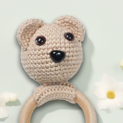 Mordedor de bebê com ursinho de croché e argola de madeira